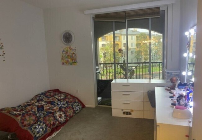 Building Photo - 1362 Scholarship