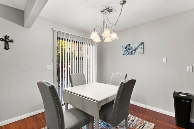 Building Photo - 735 Apple Tree Ct