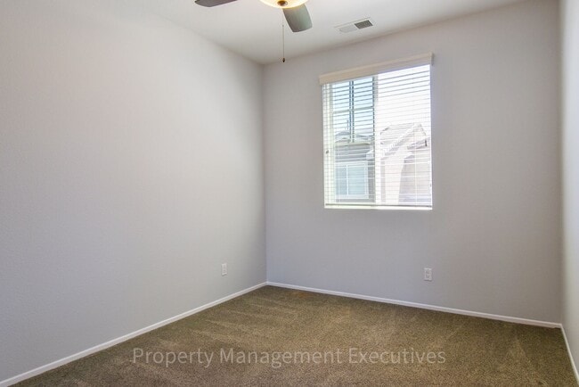 Building Photo - Beautiful 4 Bed, 3.5 Bath Townhouse