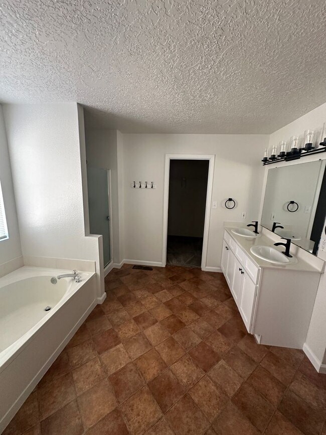 Building Photo - 8104 Rancho Paraiso NW