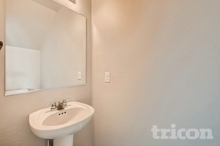 Building Photo - 227 W Watson Ct