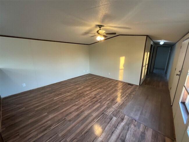 Building Photo - 133 Country Oaks St