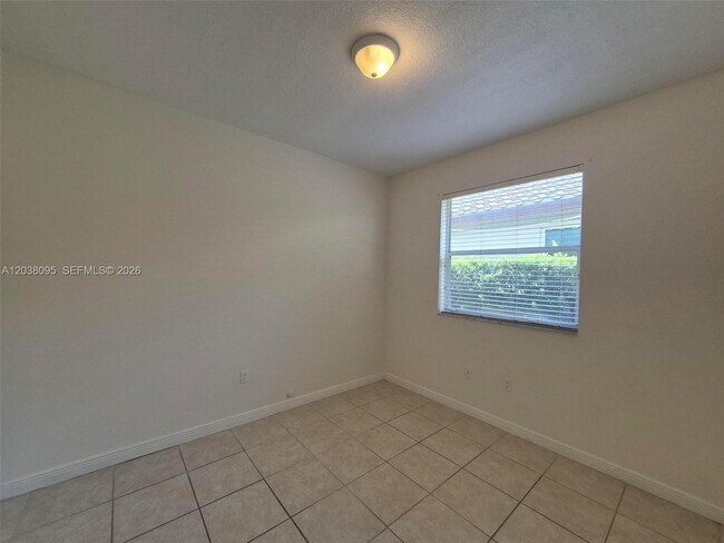 Building Photo - 5033 SW 134th Ave