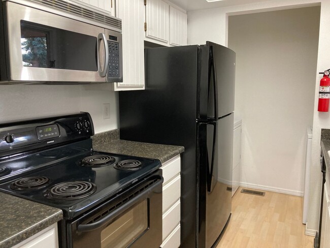 Building Photo - Well Kept 2 Bedroom Foxridge Condo W/Garag...