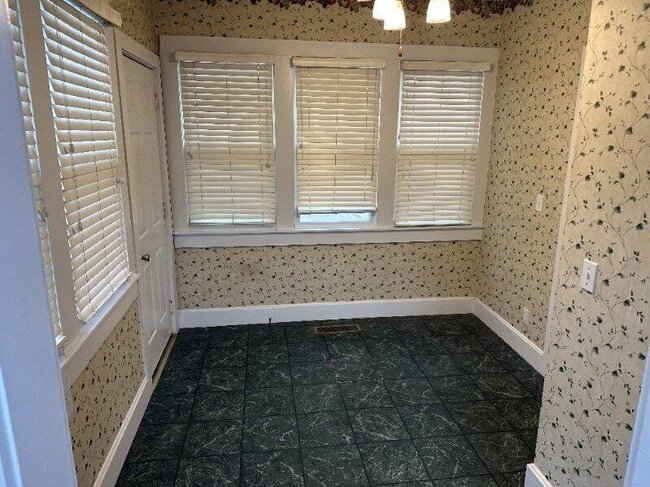 Building Photo - "Charming 2-Bedroom with 2 Full Baths in t...