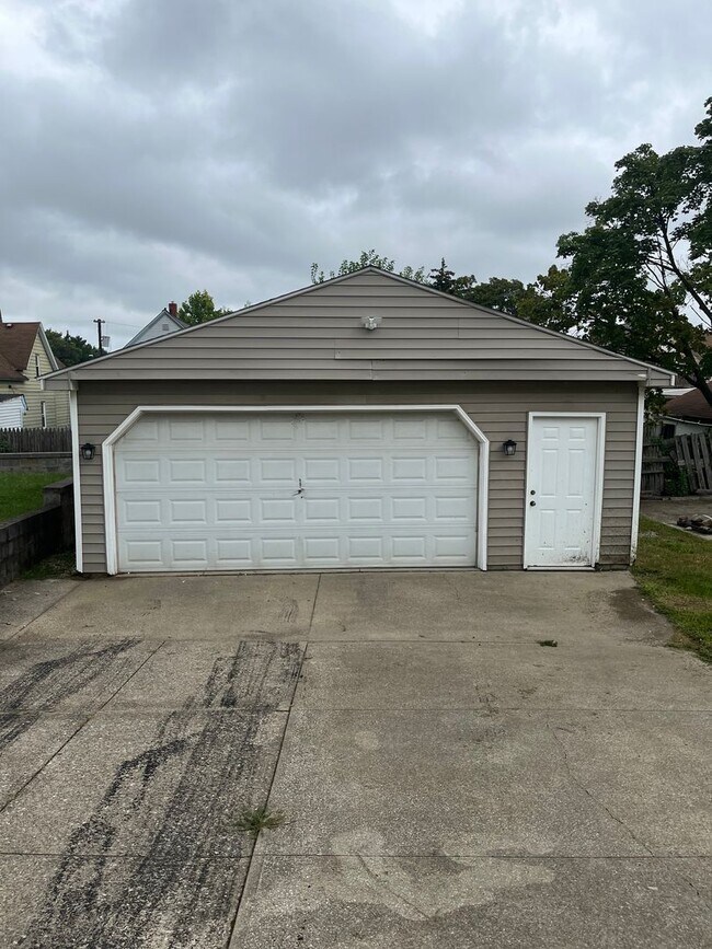 Building Photo - Old Brooklyn Area - 3 Bedroom Single Famil...