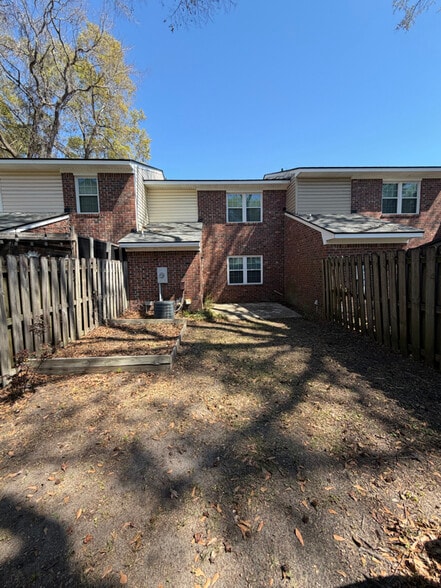 Building Photo - 1023 Hunters Trce