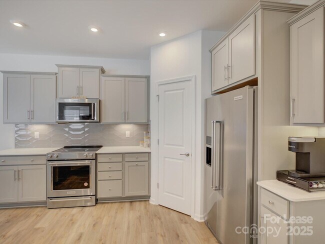 Building Photo - 13124 Rover St