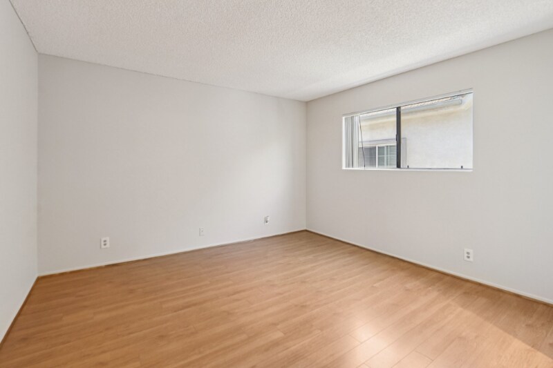 Building Photo - 725 E Providencia Ave