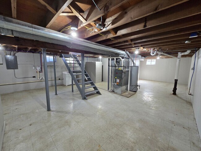 Building Photo - 3-4 bedroom ranch with attached garage, fe...