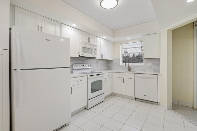 Building Photo - 3810 Via Poinciana