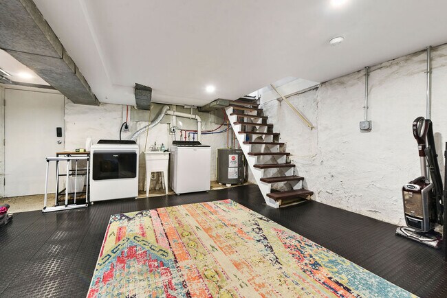 Building Photo - 5470 Hillcrest St