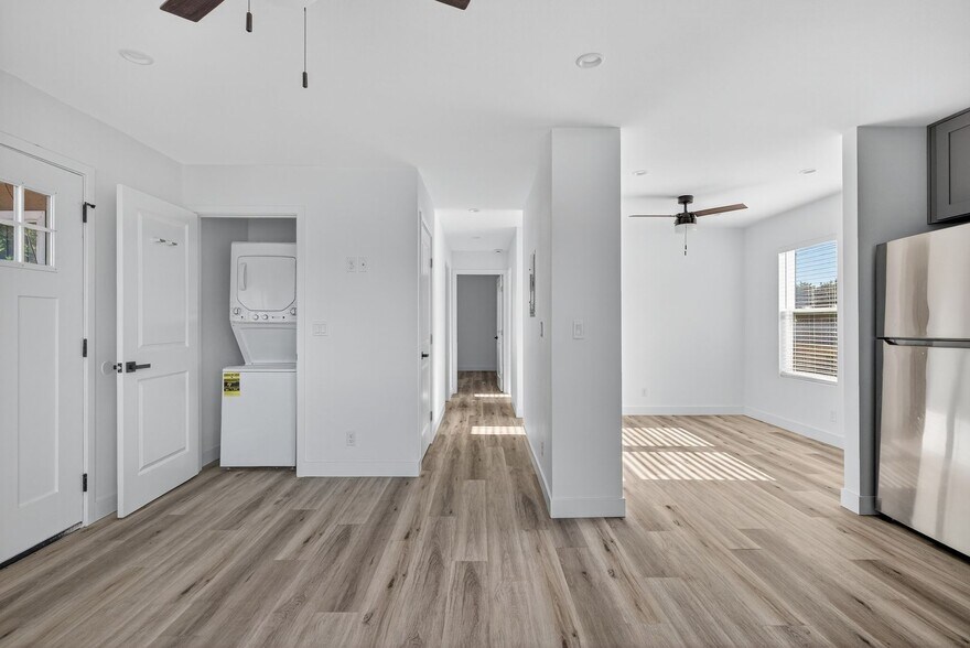 Building Photo - 113 S Lillie Ave
