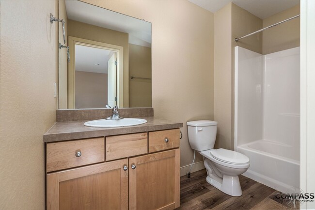 Building Photo - SPACIOUS TOWNHOME CONVENIENTLY LOCATED WIT...