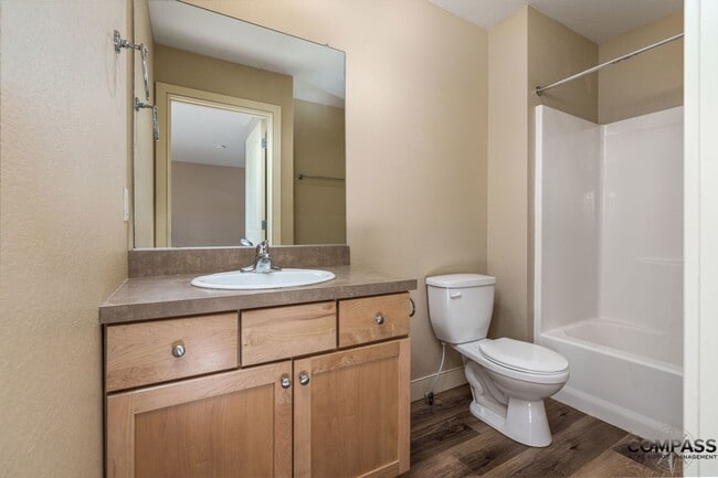 Building Photo - SPACIOUS TOWNHOME CONVENIENTLY LOCATED WITH IN-UNIT LAUNDRY