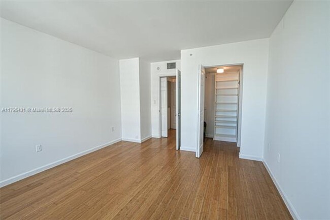 Building Photo - 1155 Brickell Bay Dr