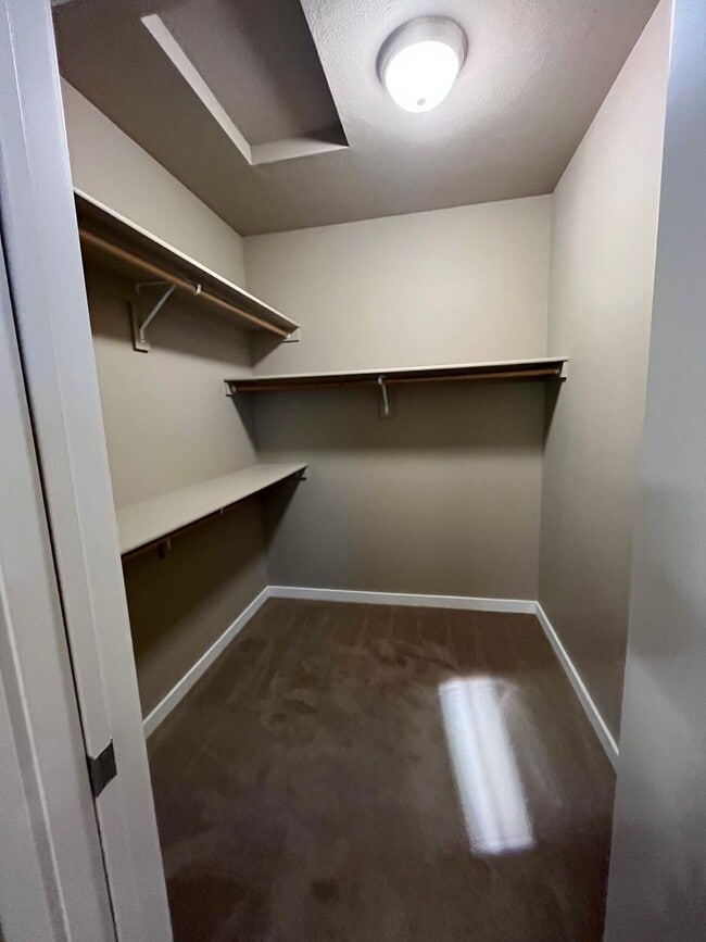 Building Photo - 3 bed 2.5 Bath Condo with 2 car garage