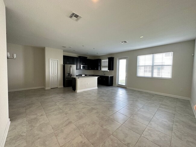 Building Photo - 4 Bed 3.5 Bath Townhouse In Storey Lake