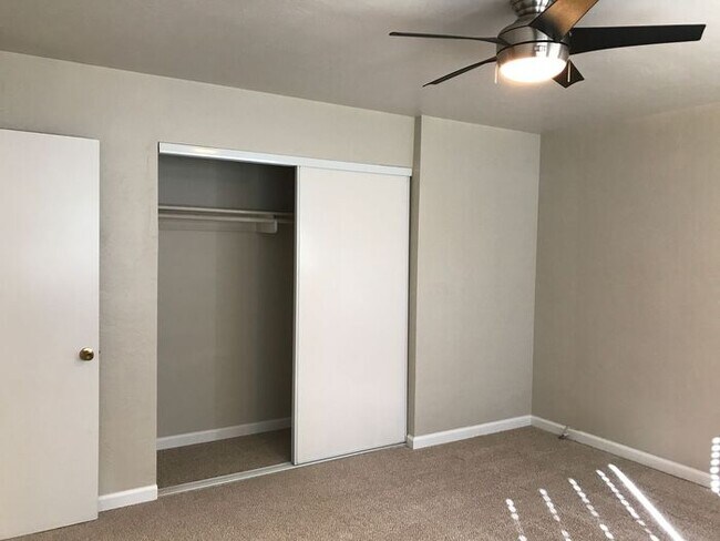 Building Photo - Charming Upstairs 2 Bedroom~ Very Charming...