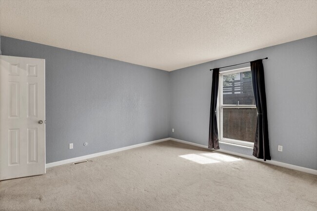 Building Photo - 3020 Avondale Dr