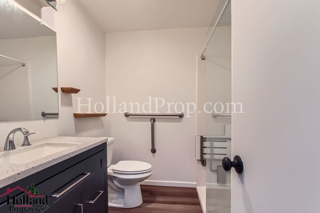 Building Photo - **New Price + Exclusive First Month Incent...