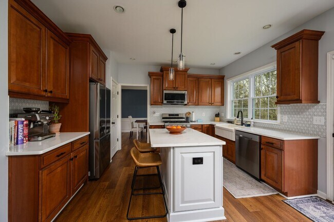 Building Photo - **UPDATED BRENTWOOD HOME THAT DOESN'T FEEL LIKE A RENTAL**