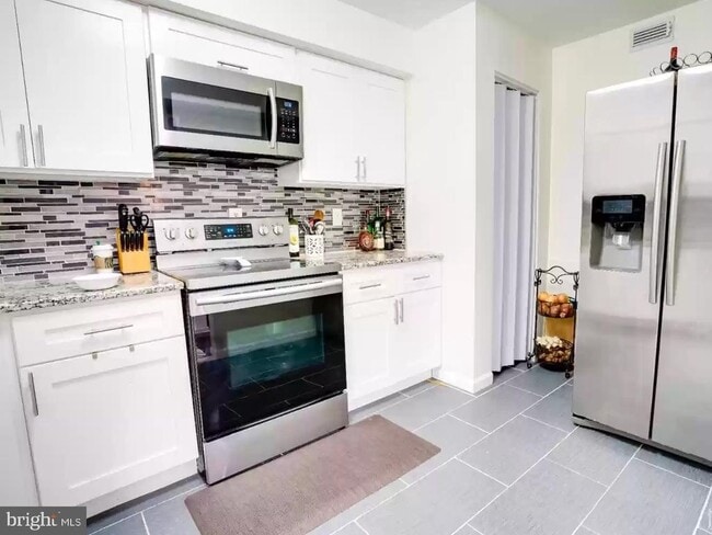 Building Photo - 3121 Sayre Dr