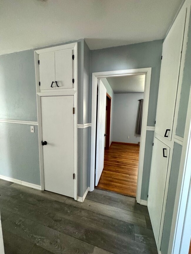 Building Photo - Renovated 2 bed 1 bath duplex near town ce...