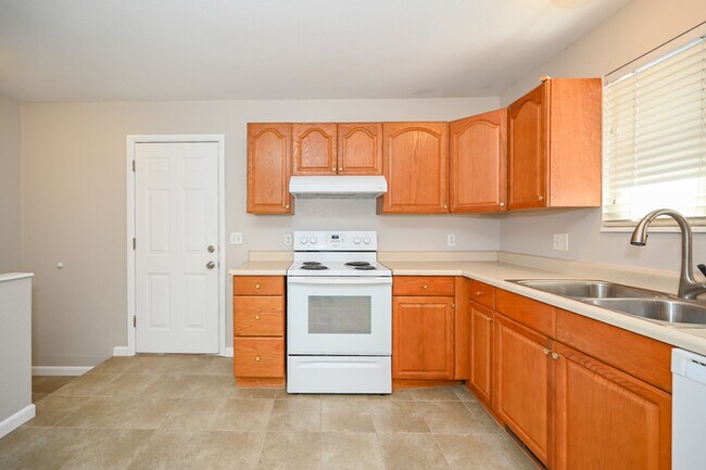 Building Photo - Duplex in Sandy - Available NOW!