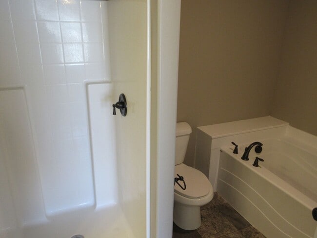 Building Photo - 3 Bed 2.5 Bath -Newer town home living in ...