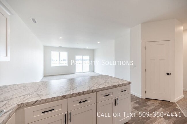 Building Photo - 164 E Montmorency-A