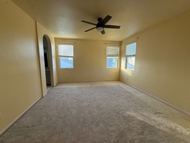 Building Photo - Nice Home with great floorplan