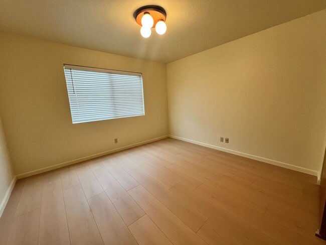 Building Photo - Grand Ave Barakat