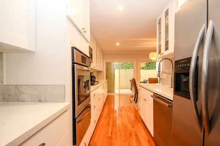 Kitchen with dining area view - 423 S Rexford Dr