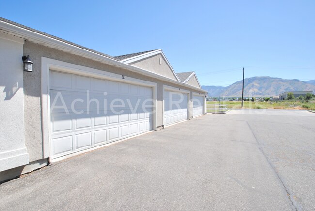 Building Photo - Yorkshire Village Townhome | Clubhouse & Basketball Court