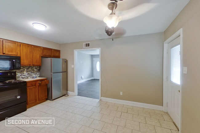 Building Photo - 2204 Carywood Dr