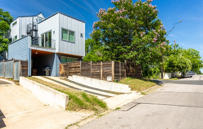 Building Photo - 2014 E 9th St