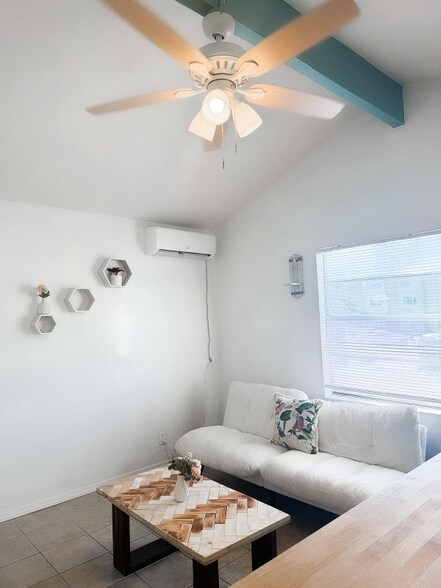 Primary Photo - 107 E Venus Ln