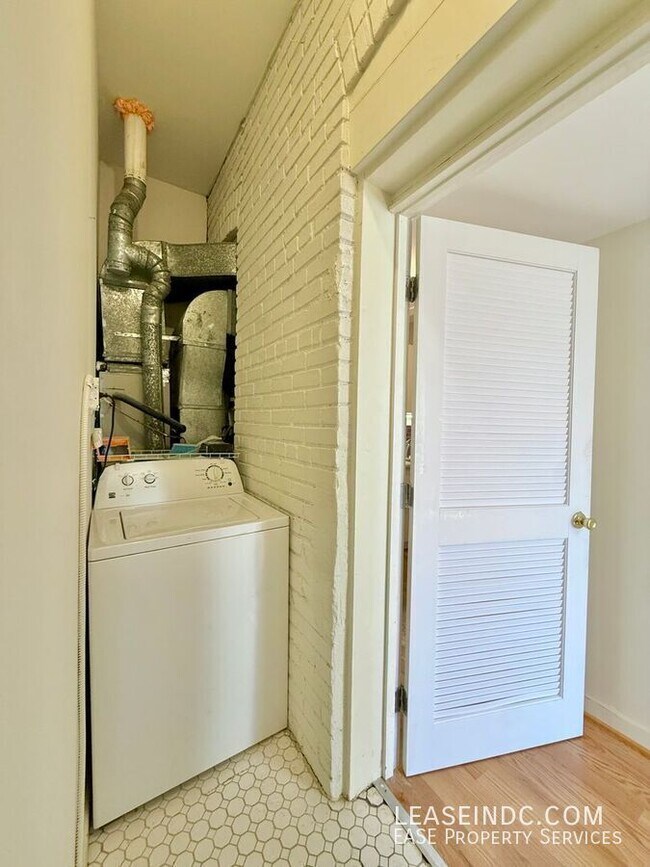 Building Photo - 1239 C St SE