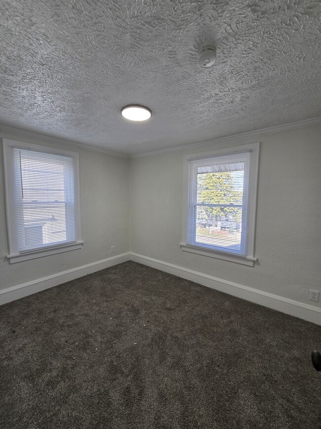 Building Photo - 2108 3rd St SE