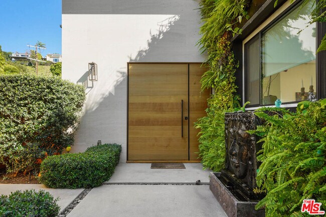 Building Photo - 8242 Hillside Ave