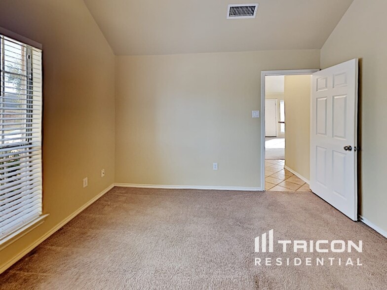 Building Photo - 916 Kory Dr