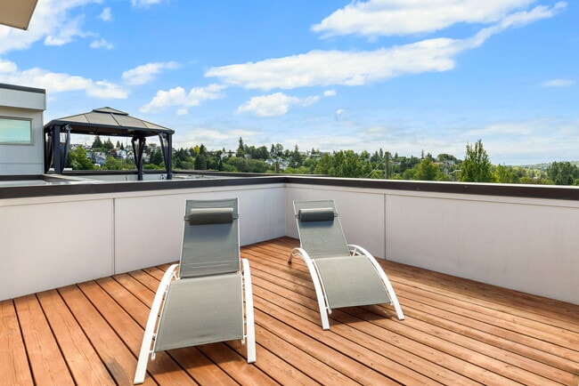 Building Photo - Spacious Judkins Park Townhouse- Parking-Lightrail