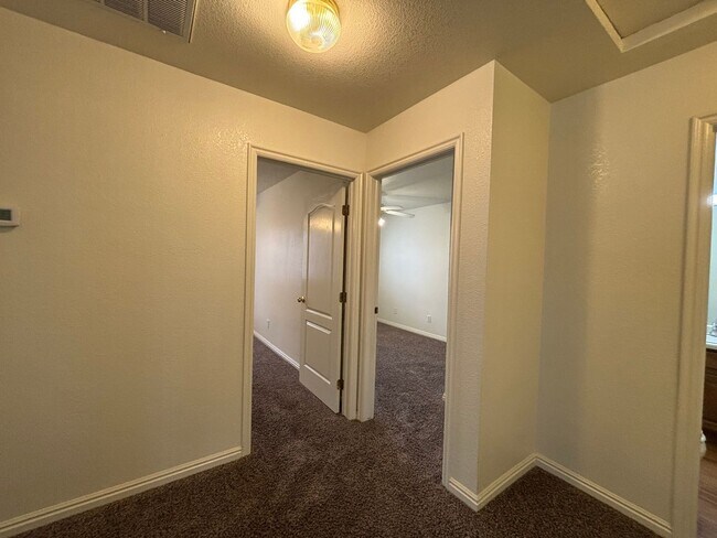 Building Photo - DARLING TOWNHOME FOR RENT IN HURRICANE!