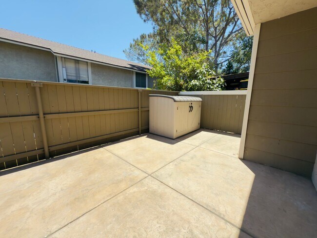 Building Photo - Charming 3-Bedroom Townhome Just Off the 5...