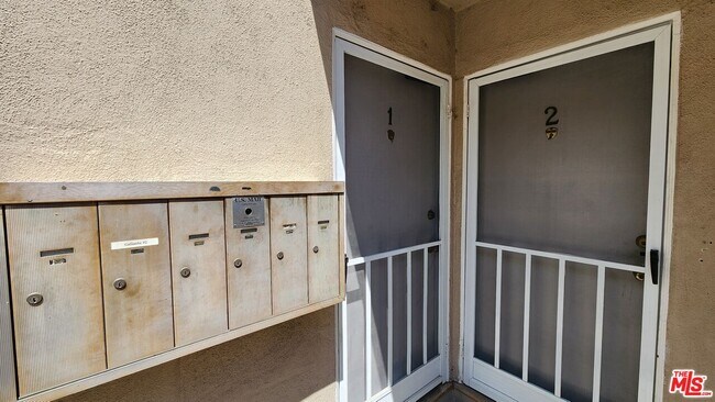 Building Photo - 12942 Moorpark St