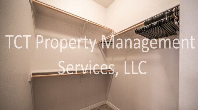 Building Photo - Stunning 1 Bedroom with Pool View