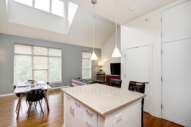 Building Photo - 2125 Southend Dr