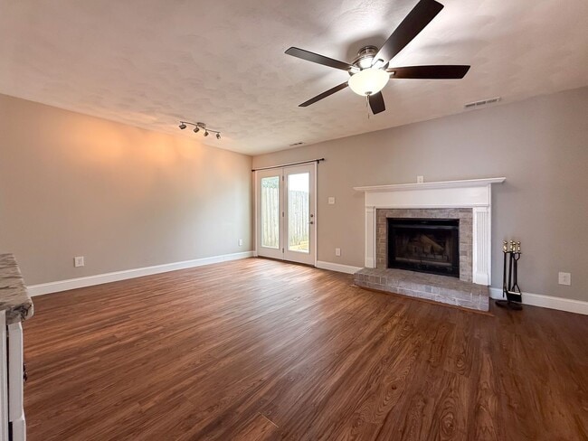 Building Photo - Double En-Suite Townhome