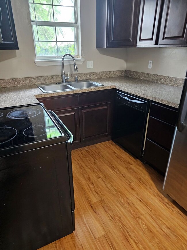 Building Photo - Cozy two-bedroom single-story townhouse